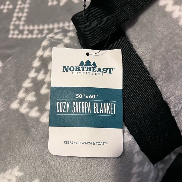 NWT Northeast Outfitters Cozy Gray White snow flake Sherpa Blanket 50x60 - Picture 2 of 4